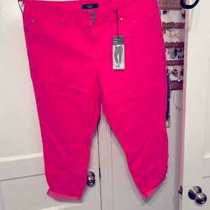 NWT Torrid NEON pink cropped jeggings